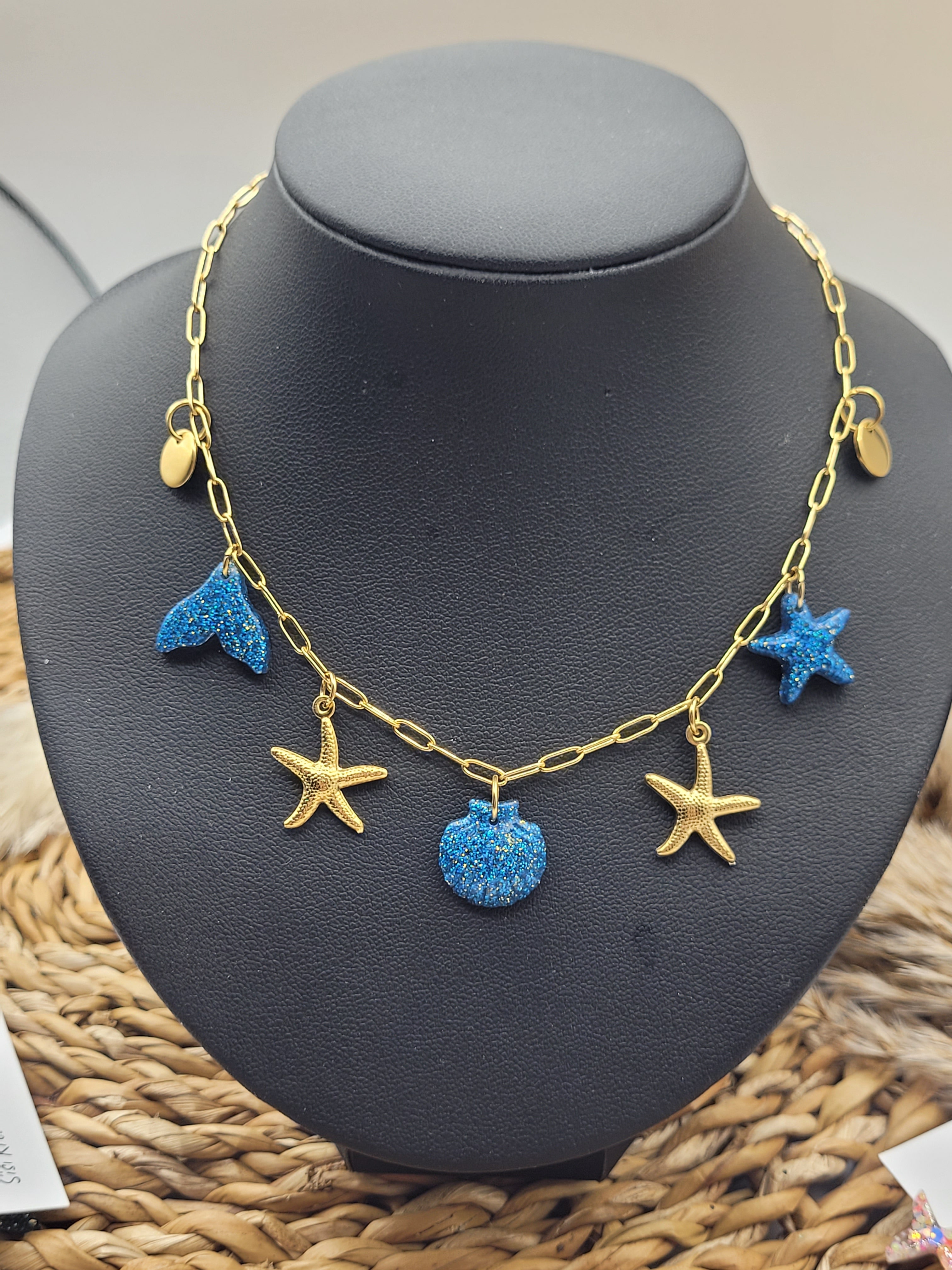 Collier  à  charms